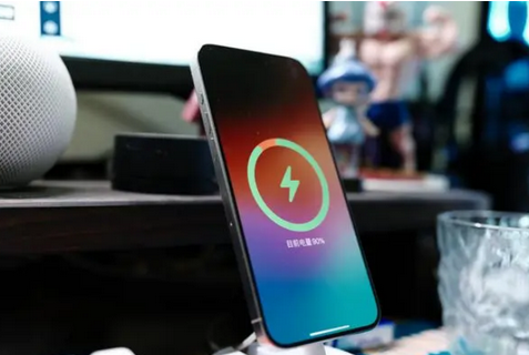 罗城苹果15换屏服务分享用什么充电器给iPhone15充电更好 